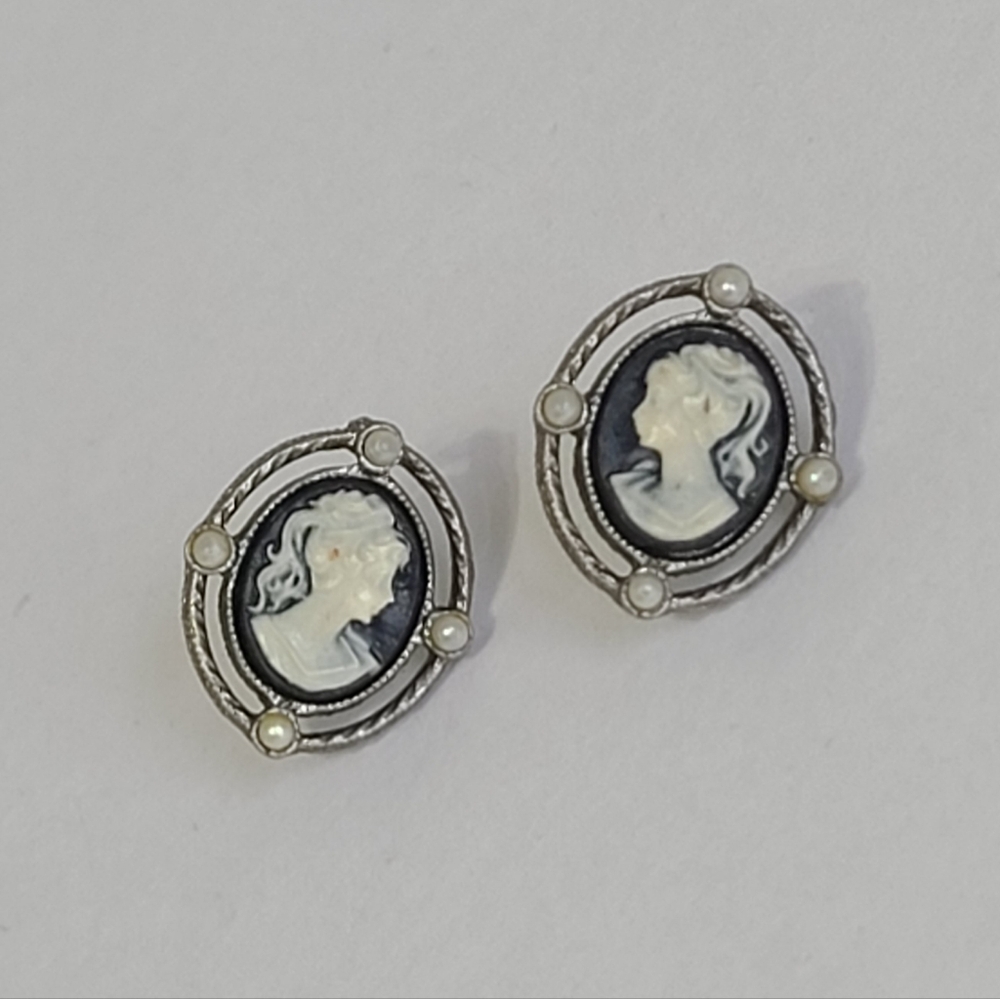 Vintage Victorian Silver Tone Oval Black White Lady Cameo Pearl Stud Earrings - Picture 6 of 14